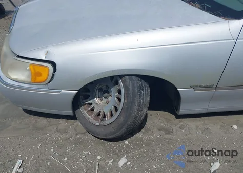 2001 Lincoln Town Car Signature из США, поврежденный, VIN 1LNHM82W81Y648935